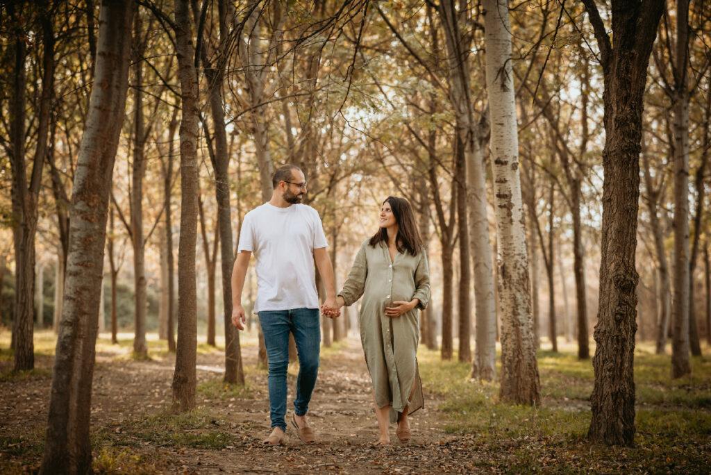 Sesión fotos embarazo pareja paseando parque Zaragoza