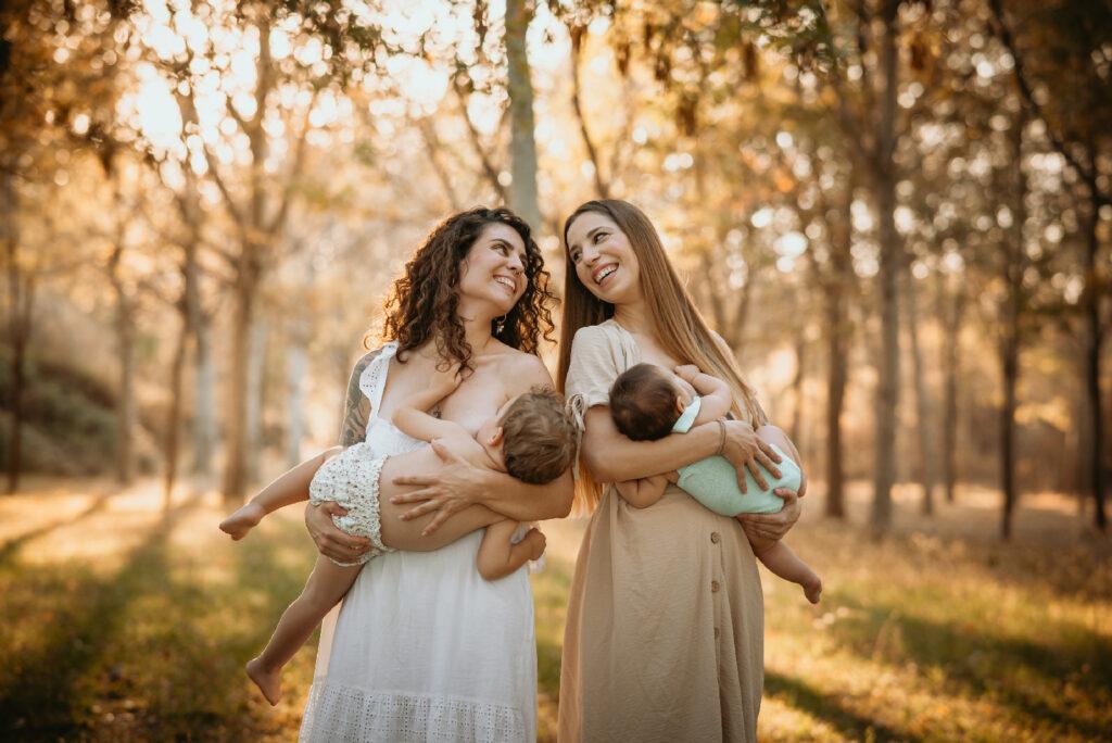 Sesión de fotos newborn madres con recién nacidos en brazos