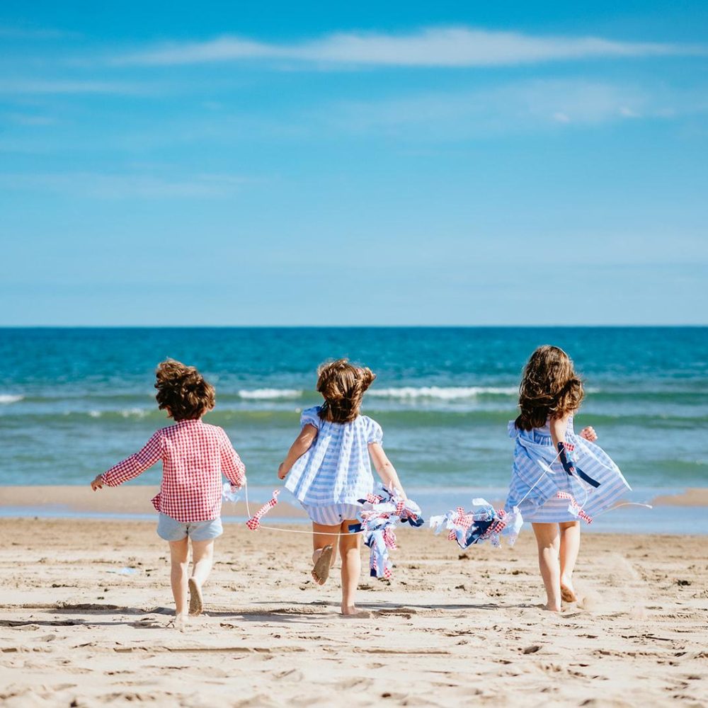 Sesión de fotos niños corriendo en la playa moda infantil editorial zaragozana fotografía fotografo verónica rodriguez